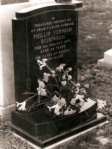 Black & White Memorial, Robinson