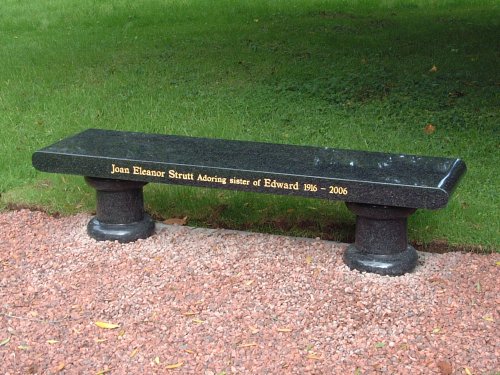 Memorial Bench, Strutt